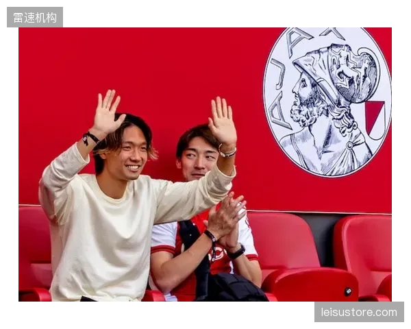 板仓滉在阿贾克斯成为后防中坚，他的正面防守和高空球能力是日本队三中卫体系的关键。